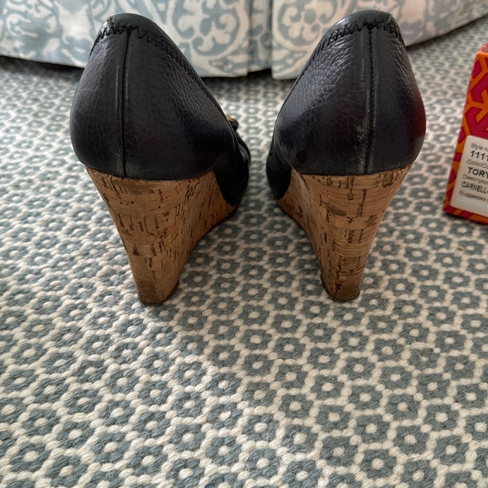 Tory Burch navy blue wedges 7 - Picture 3 of 3